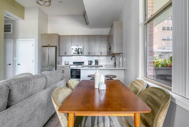 5600 N Sheridan Rd unit FL5-ID1383, Chicago, IL 60660 - photo 4