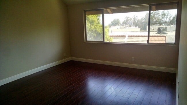 7785 Via Cassano, Burbank, CA 91504 - photo 3