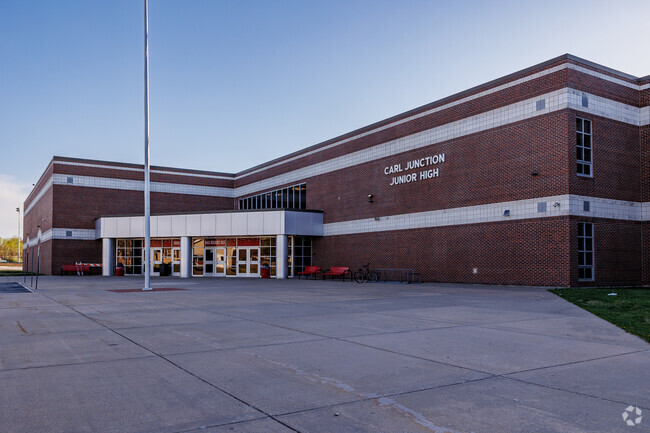 Carl Junction Junior High School is a public 7th and 8th grade school.