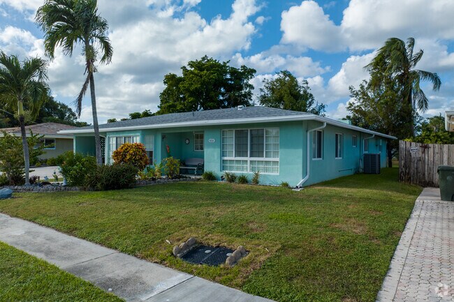 Typical South Florida ranch style homes surround South Creek.