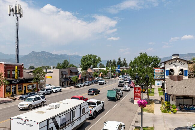 Timber Lakes residents can quickly access all the shops and restaurants in downtown Heber.