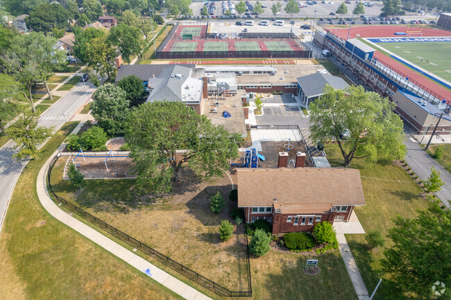 Hollywood Elementary School has an expansive campus to help Brookfield students thrive.