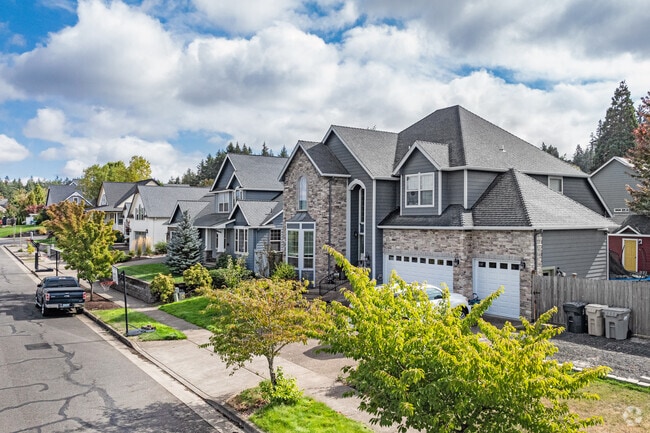 Large three to five bedroom houses with two garages are new additions to North Albany, OR.