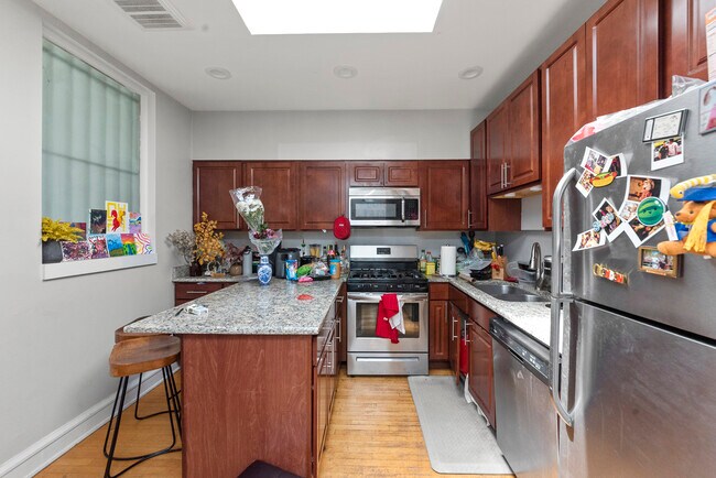 1545 W Addison St unit 2, Chicago, IL 60613 - photo 5