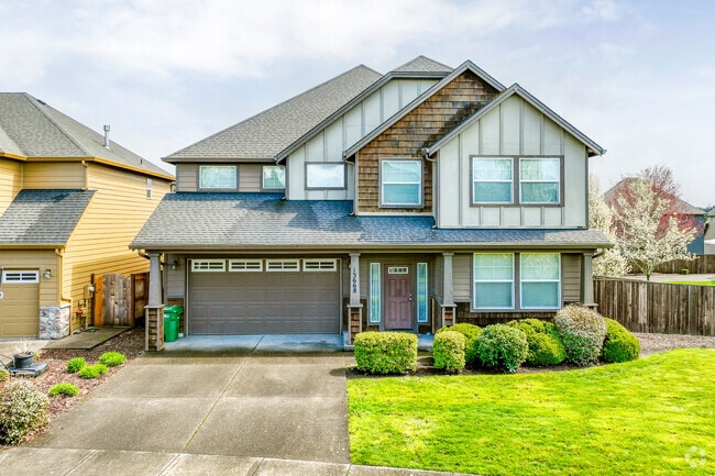 A large craftsman style home in Sunnyside Damascus neighborhood.