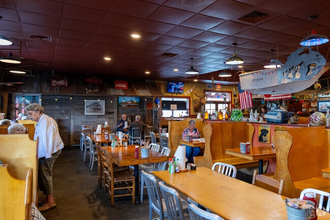 At David’s Catfish House, guests can enjoy a variety of seafood dishes, hearty sandwiches, and crisp salads.