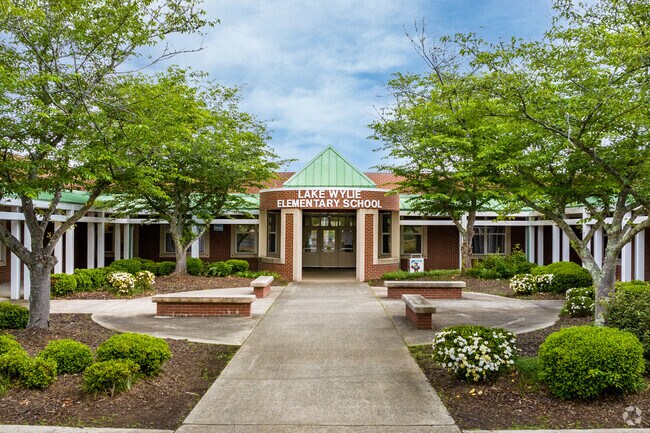 The entrance to the Lake Wylie Elementary School.
