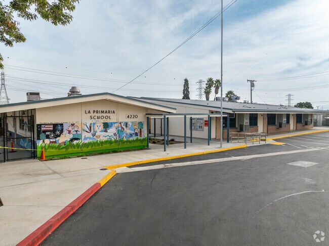 La Primaria Elementary School is a part of the Mountain View Elementary School District.