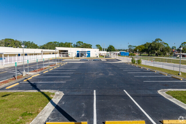 Woodlawn Elementary has a large size parking lot for teachers and visitors.