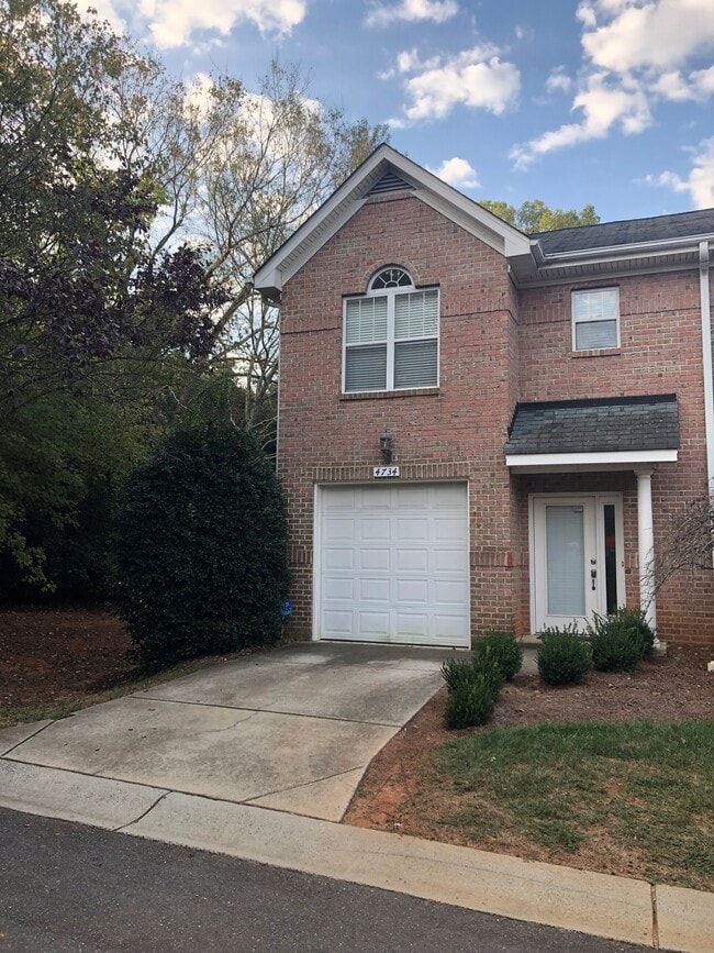 4734 Hunter Crest Ln, Charlotte, NC 28209