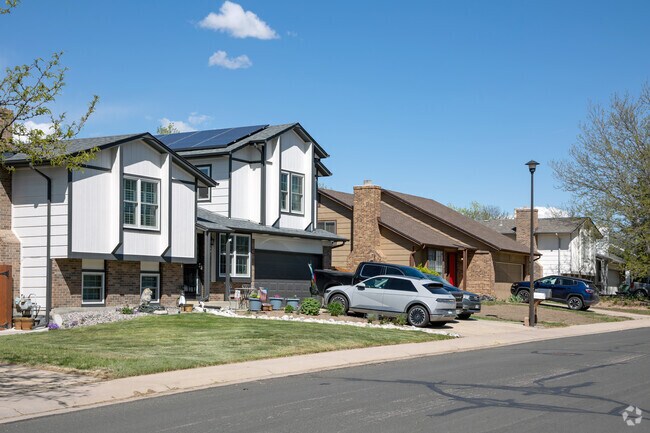 Wyndemere architecture consists of Traditionals and a few ranch-style homes from the late 20th century.