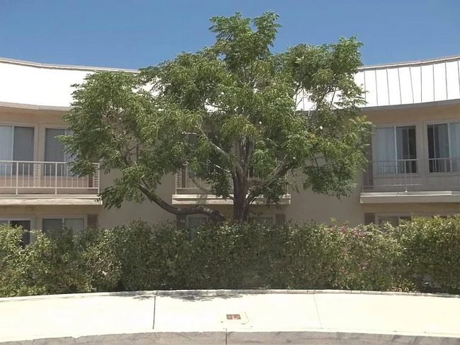 522 E Ave Q-5 unit 522 East Avenue Q5, Palmdale, CA 93550 - photo 2