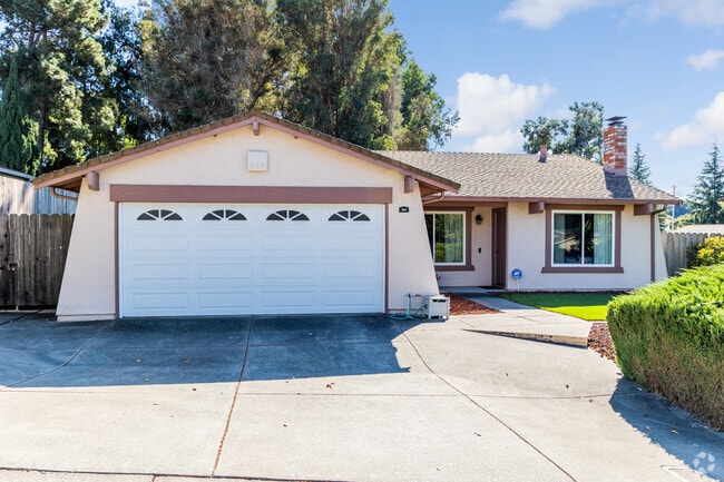 It is common to find a single floor home with a large front yard in View Pointe.