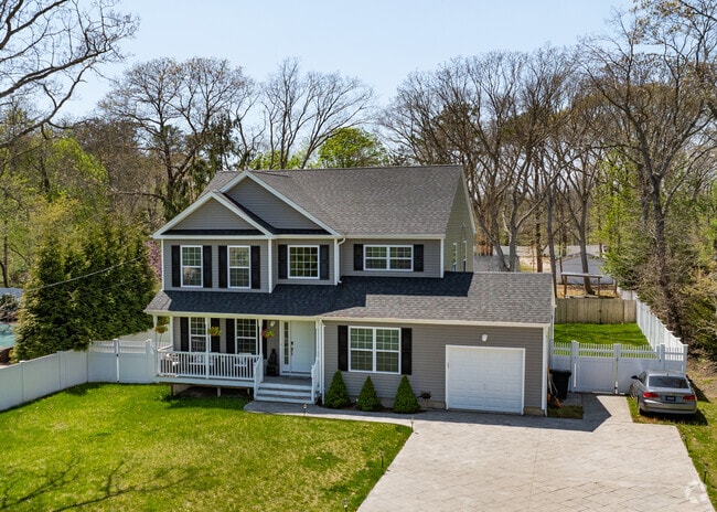 Beautiful newly build colonial home in Yaphank.