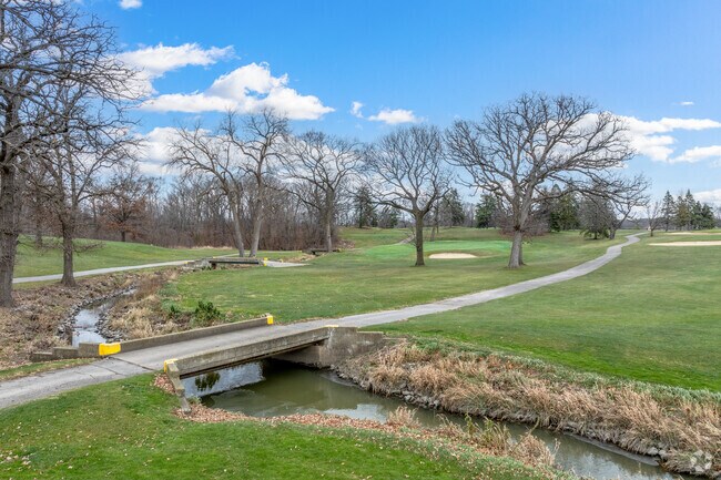 Silver Lake North residents can get in a round of golf at the local country club.