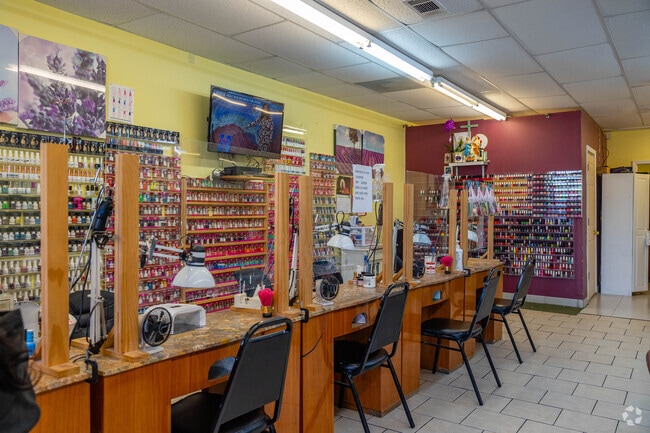 Locals can visit Hot Nails Spa to get their manicure and pedicure in Plum Orchard.