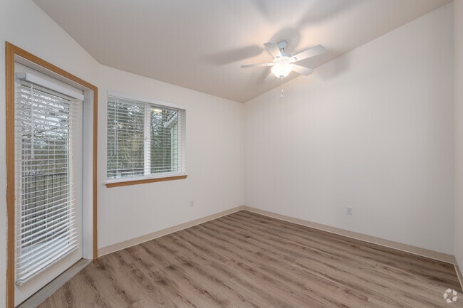 2BR, 1BA - 940SF