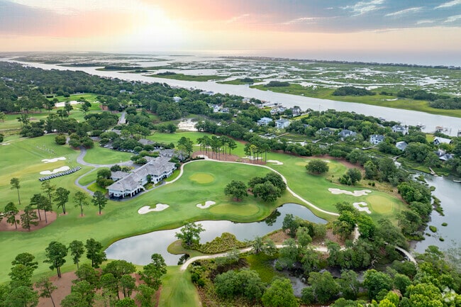 Minutes from Figure 8 Island, Eagle Point Golf Club is a golfer’s paradise blending challenging play with serene, natural beauty.