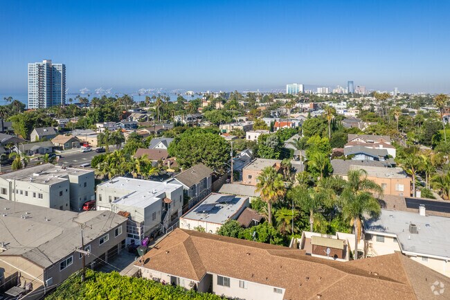 Bluff Heights is right next to Bluff Park and a short distance to the beach.