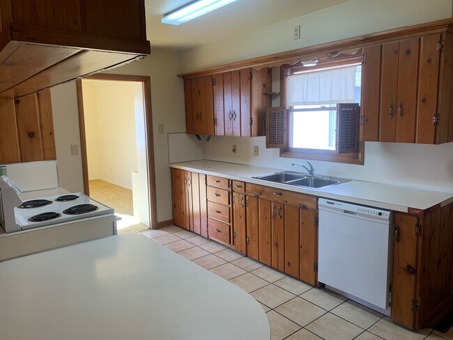 555 E 300 N unit 1, Logan, UT 84321 - photo 3