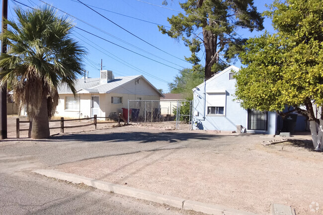 Smaller bungalows can also be found in Vista Del Monte Tucson.