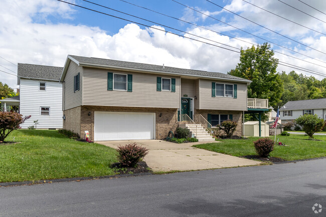 Raised ranch home with 2 car garage in Throop.