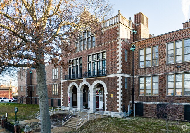 Oak Hill Elementary School has a nice tree filled campus.