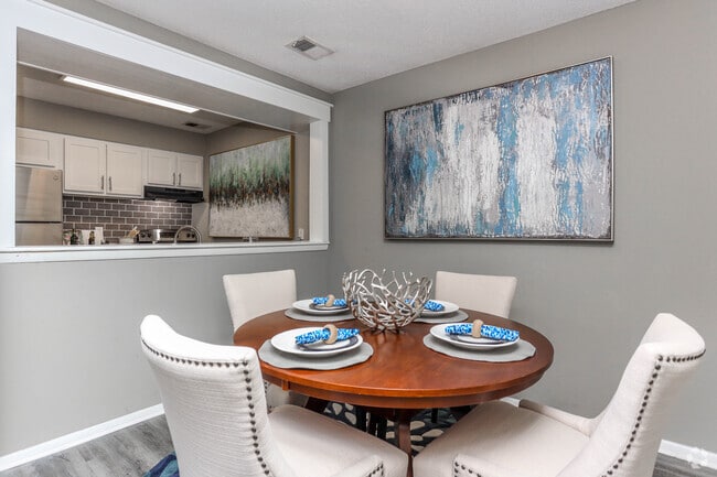 2BR, 1BA - 978 SF