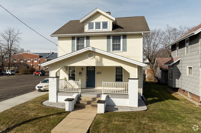 Four Square style homes can be found near downtown Louisville, Ohio.