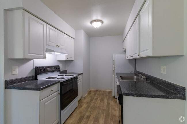 Fox Pointe Apartments, Pontiac, MI 48341 - photo 2