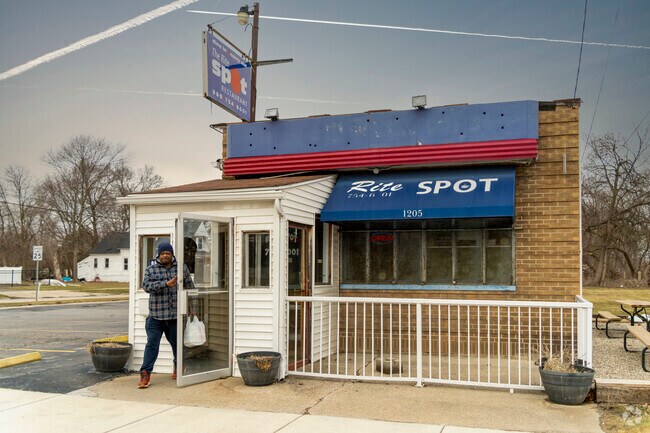 The Rite Spot is the hot spot in the Houghton Jones neighborhood.