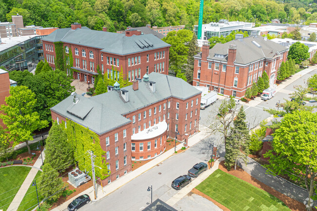 The university has 3,421 undergraduate and 1,238 graduate/continuing education students.