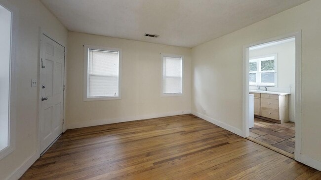 916 Lakeview Dr, Auburn, AL 36830 - photo 2