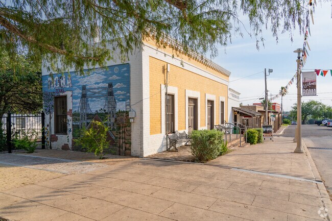 Downtown historic buildings are popular in the Roma central area.