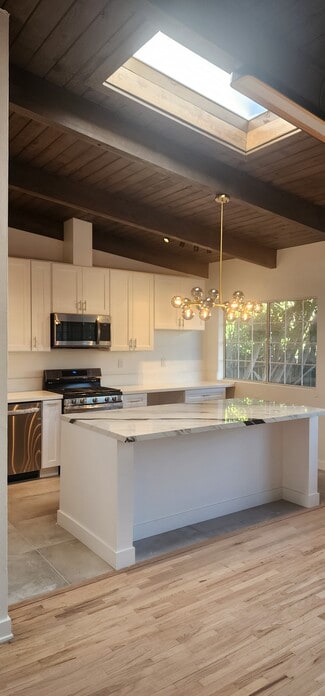 12800 Oxnard St, North Hollywood, CA 91606