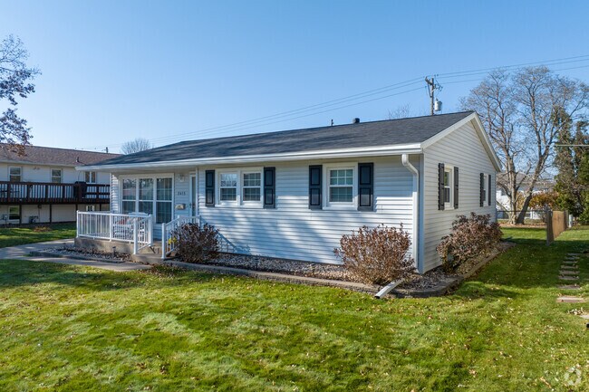 Some ranch-style homes in Rockview Estates feature small porches.