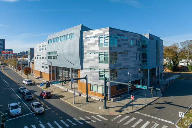 Metropolitan Business High School's facade.