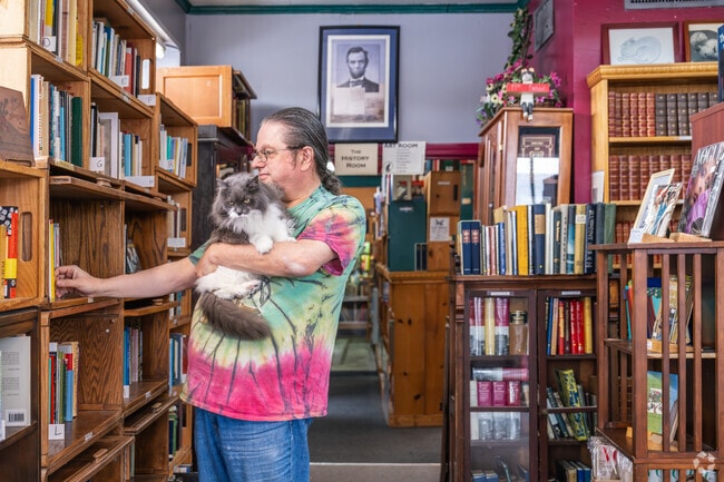 Ashford Park offers novel stores, such as Atlanta Vintage Books, which carries highly-rated literature in the company of cats.