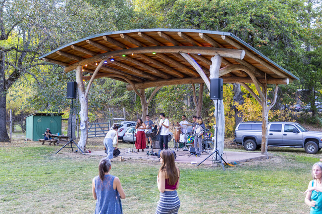 Visit the Williams farmers market for live music, just a short drive from O'Brien.