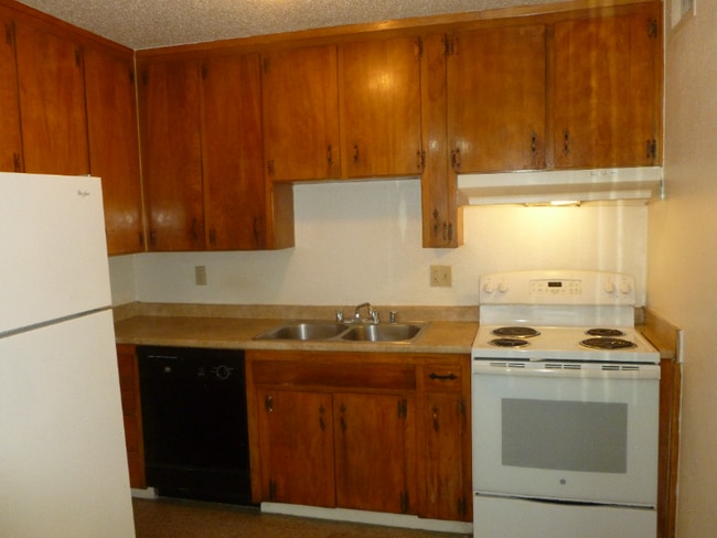 210 W Dakota Ave unit 210-D, Fresno, CA 93705 - photo 7