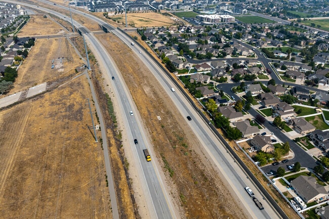 It takes 20 minutes to drive from Cobble Creek to Salt Lake City  using the Mountain View Corrid