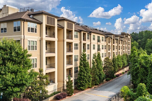 Peachtree Corridor features spacious apartment communities within walking distance of Oglethorpe University and Town Brookhaven’s amenities.