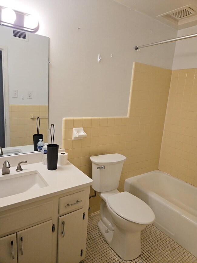 2915 Bayview Blvd unit 2 Second Floor Floor, Portsmouth, VA 23707 - photo 5