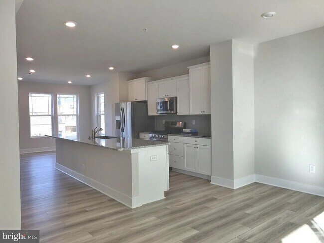 6947 Farragut Dr, Bryans Road, MD 20616 - photo 5