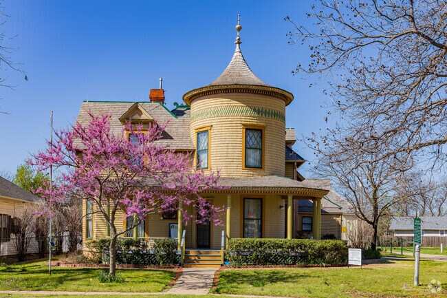 Moore-Lindsay Historical House Museum in First Courthouse offers the history about early Norman.