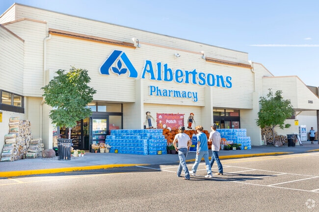 Albertsons near Lake Minnehaha provides convenient grocery shopping.