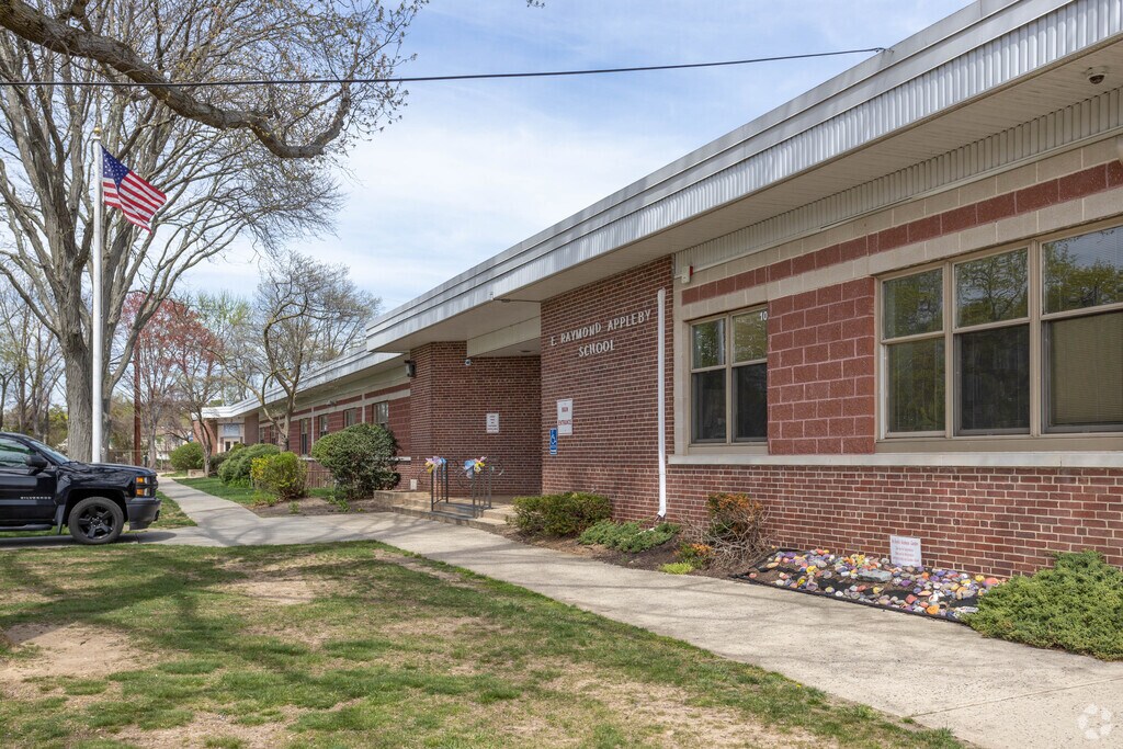 There are 334 students enrolled in the E Raymond Appleby school in Spotswood.