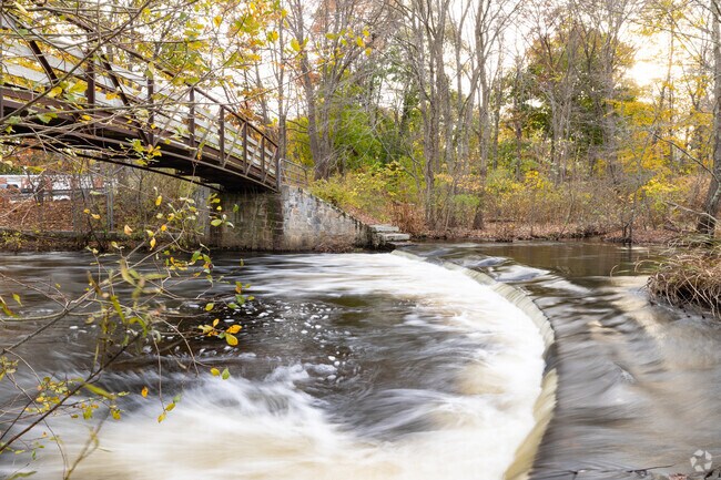 Esmond Park Conservation Area offers a short walking trail along a part of the river.