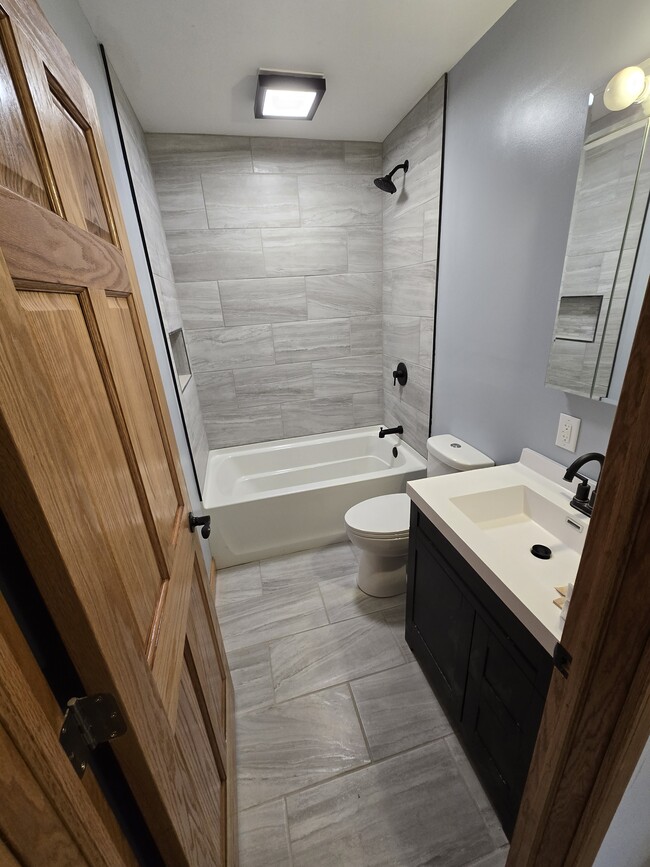 804 Hanna Blvd, Waterloo, IA 50701 - photo 2