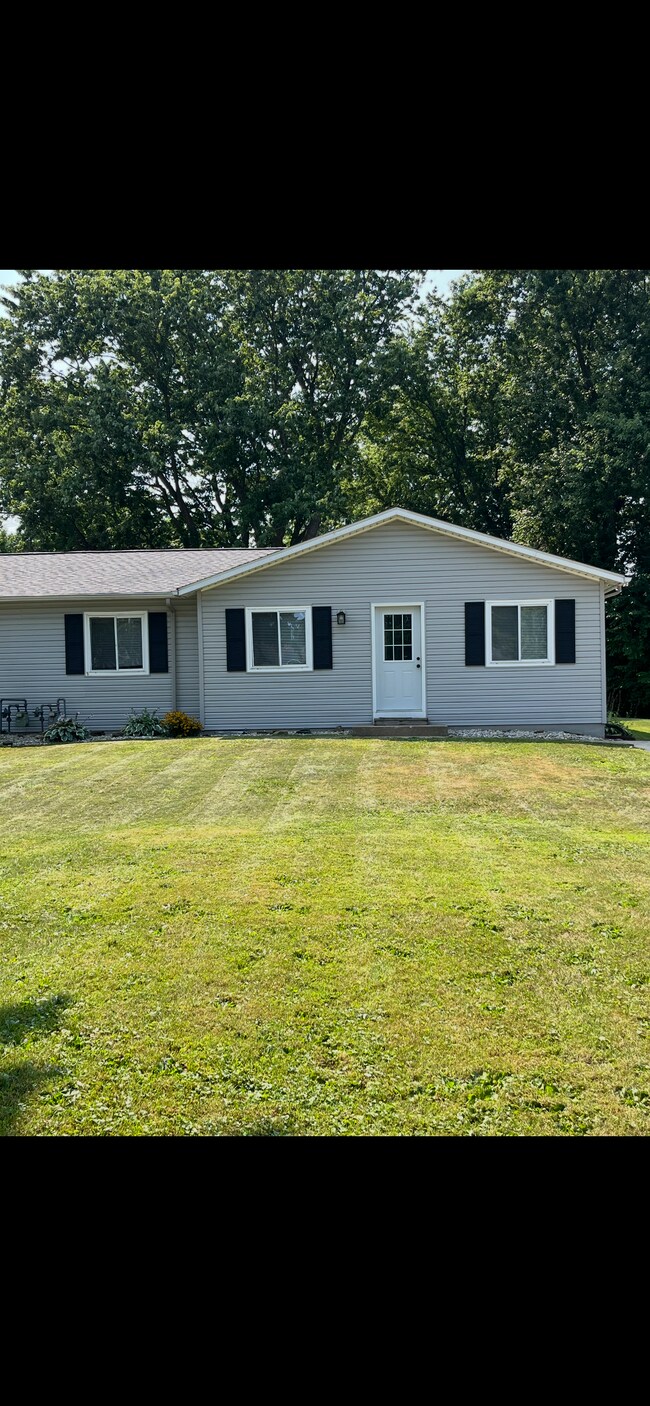 185 Meadows Dr, Painesville, OH 44077